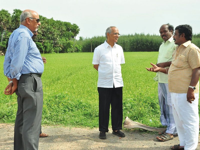 Farmer Sridharan Venkatachalam (right), who has benefitted thanks to associating with ISF, speaks to visitors